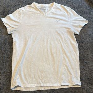 AE American Eagle - white v-neck Large